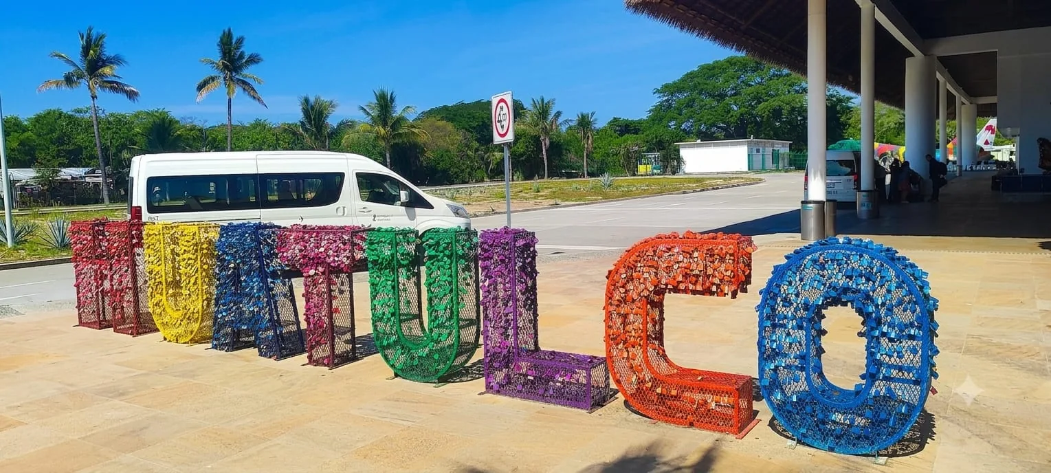 Van de Huatulco Transfers en la terminal del aeropuerto de Huatulco (HUX)