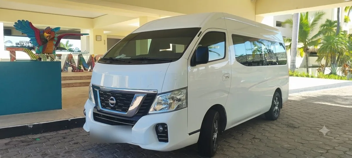 Van Nissan Urvan de Huatulco Transfers en un hotel de la zona