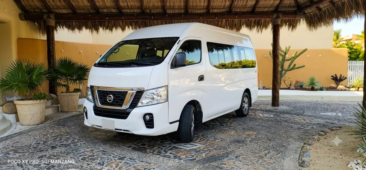Van Nissan Urvan de 12 pasajeros para traslados en Huatulco